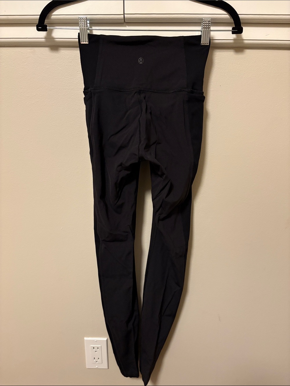 Lululemon Black Leggings with Ribbed Side Paneling and 3 Pockets Size 2